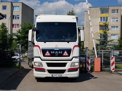 Vairavimo mokymo aikštelės schema su žymėjimais ir transporto priemonėmis