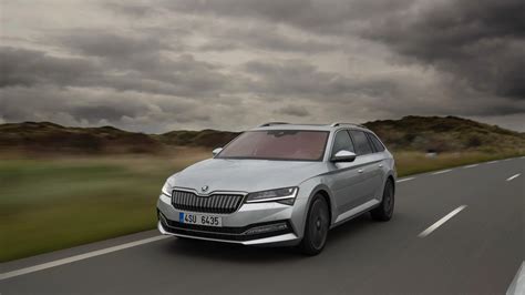 Skoda Superb interjero nuotrauka su dideliu ekranu
