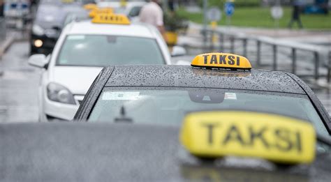Taksi automobilis su plafonu ir taksometru