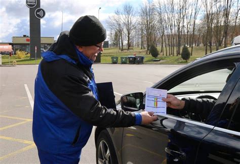 foto: su automobiliu susijusių dokumentų pildymas ir vizualinė techninės būklės patikra