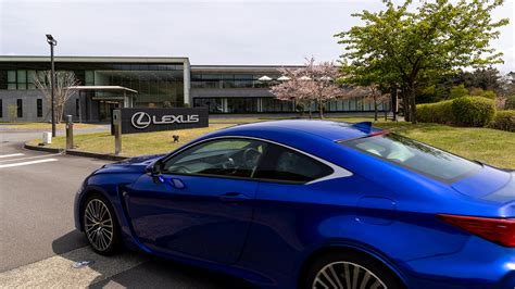 Fuji trasos vaizdas su Lexus automobiliu