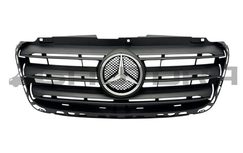 Vaizdas: Detalus priekinės Mercedes-Benz Sprinter dalies dizainas su LED apšvietimu ir naujomis radiatoriaus grotelėmis.