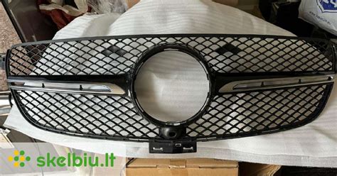 Vaizdas: Detalus Mercedes-AMG GLE priekinės dalies dizainas su sportinėmis grotelėmis ir dideliais ratlankiais.