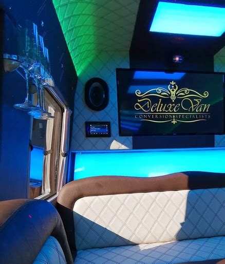 Vaizdas: Prabangus Mercedes-Benz Sprinter limobuso (Party bus) interjeras su odiniais suolais, baru ir apšvietimo efektais.