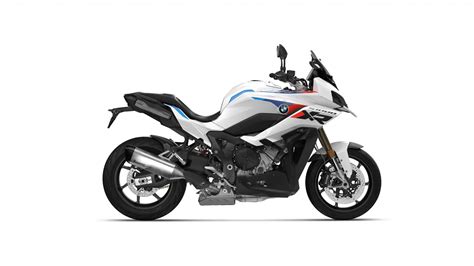 Sportinio BMW motociklo „S 1000 XR“ studijinė nuotrauka, pabrėžianti aerodinamines formas