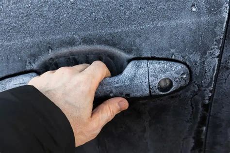 Teminė nuotrauka, vaizduojanti užrakintą automobilio spyną ir raktą