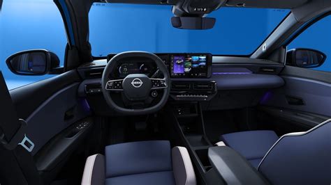 Pilnas vaizdas modernaus Nissan salono interjero su poilsio zona ir klientais