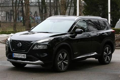 Dinamiškas naujojo Nissan X-Trail vaizdas važiuojant užmiesčio keliu