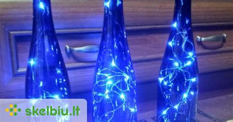 Automobilio stogas papuoštas dirbtinėmis dovanomis ir LED girliandomis