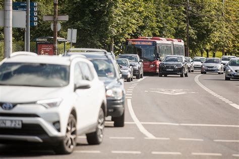 apgadintas automobilis ir gatvės infrastruktūra