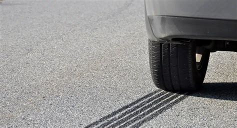 Teminė nuotrauka su automobilio padangomis ant sauso asfalto