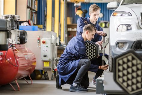 Infografika: IT specialistų vaidmuo šiuolaikiniame automobilių inžinerijos procese