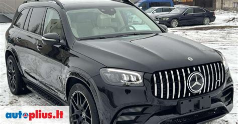 Erdvus Mercedes-AMG visureigis moderniame mieste