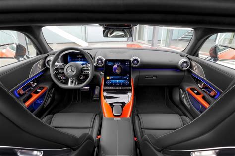 Modernus Mercedes-AMG G klasės interjeras su dideliu ekranu