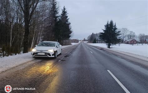 Policijos automobilis prie apgadinto automobilio Skaistgirių kaime
