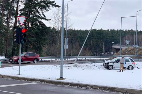 Apgadintas automobilis, nuvažiavęs nuo kelio Skaistgirių apylinkėse