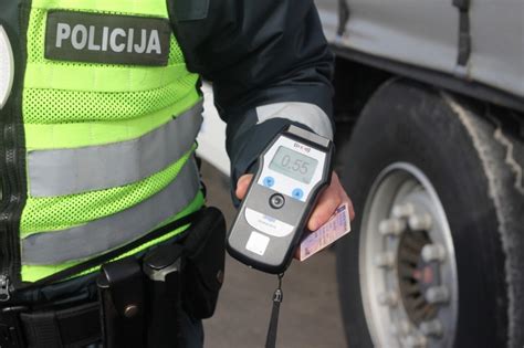 neblaivus vairuotojas pūčia į alkotesterį