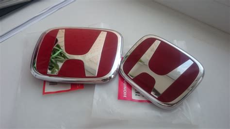 Сравнение различных типов красных эмблем Honda для Civic