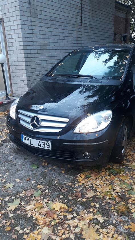 Mercedes Benz B180 automobilis su originaliais ratų gaubtais