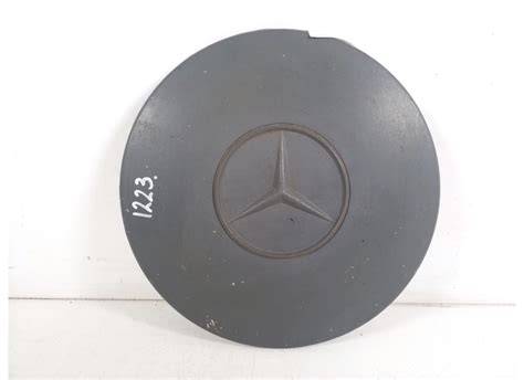 Mercedes Benz ratlankio centro gaubtas su logotipu