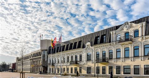 Administracinis pastatas arba verslo centras, reprezentuojantis nekilnojamojo turto nuomos veiklą