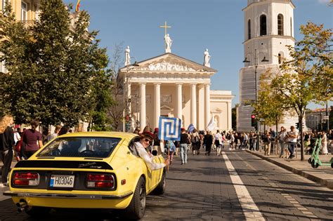 iliustracija, vaizduojanti skirtingus vairavimo principus: ratų pasukimą, slidžių naudojimą ir lėktuvo eleronų veikimą