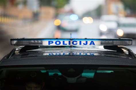 Nuotrauka, iliustruojanti kelio ženklą su draudimo simbolika arba policijos pareigūną, tikrinantį dokumentus