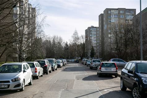 Nuotrauka, vaizduojanti apleistą automobilį kieme arba autolaužyną