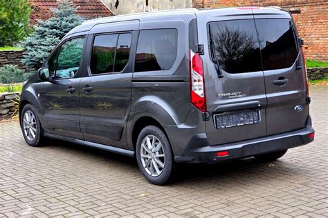 Lentelė su Ford Transit Connect variklių kuro sąnaudų palyginimu (mieste/užmiestyje)