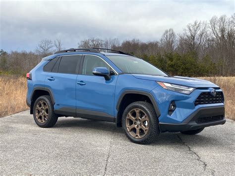 Nuotrauka, demonstruojanti Toyota RAV4 išorinį dizainą, akcentuojanti tvirtas linijas, dideles padangas ir modernius žibintus.
