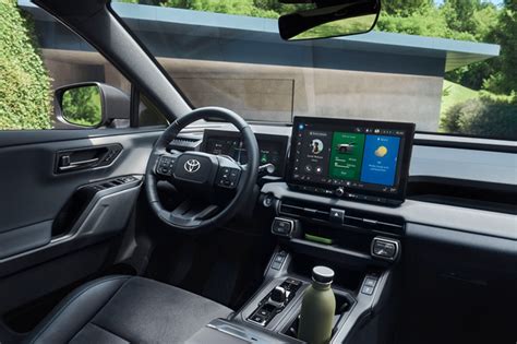 Vaizdinis pavyzdys, kaip veikia Toyota RAV4 projekcinis ekranas, rodantis navigacijos ir vairavimo informaciją ant priekinio stiklo.