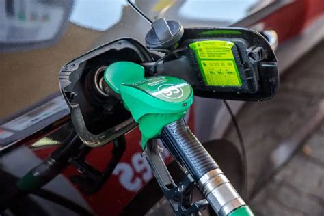 Degalų kolonėlės pistoletas su aiškiais degalų žymėjimais (E5, E10, oktaninis skaičius)