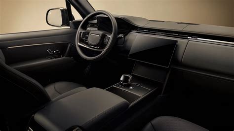 Dviviečio elektrinio visureigio „Range Rover“ interjero nuotrauka, rodanti eko odos sėdynes ir atskirus saugos diržus