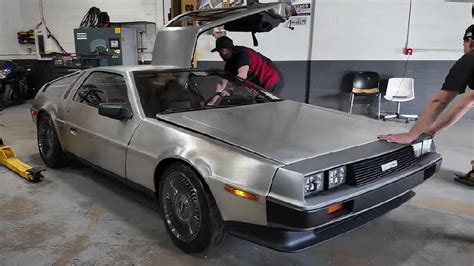 Istorinio automobilio Delorean DMC-12 kėbulo detalės iš nerūdijančio plieno