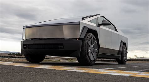 Tesla Cybertruck egzoskeletas iš nerūdijančio plieno