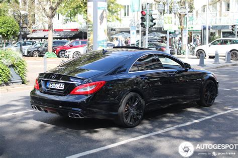 Mercedes-Benz CLS (C218) šoninis siluetas, pabrėžiantis kupė stiliaus linijas ir išraiškingas ratų arkas