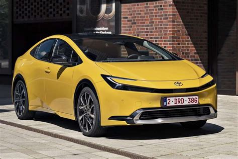 Teminė nuotrauka, vaizduojanti įvairius „Ford“ hibridinius automobilius.