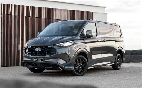 „Ford Transit Custom PHEV“ interjero su mobiliąja darbo vieta.
