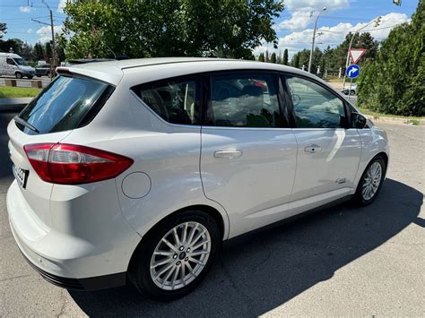 „Ford C-MAX“ taksi automobilis miesto gatvėje.