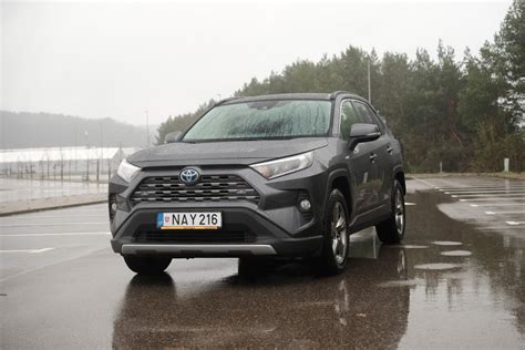 Toyota RAV4 modelių pardavimų pasaulyje ir Baltijos šalyse infografika