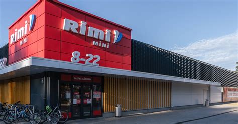 Teminė nuotrauka su Rimi prekybos centro pastatu ir paštomatu prie jo