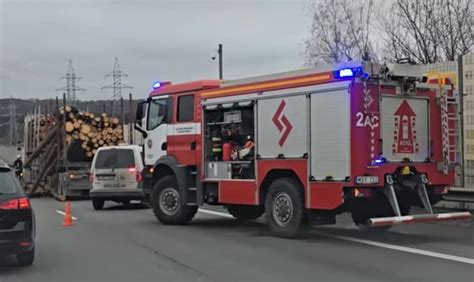 Sunkvežimio gaisro gesinimo operacija po avarijos (tematinė iliustracija)