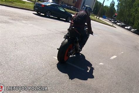 Motociklininkas važiuojantis vaizdingu Kipro pajūrio keliu