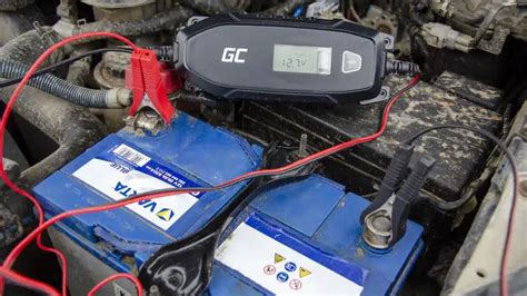 Schema, iliustruojanti kaip akumuliatoriaus būklė gali įtakoti įvairias automobilio elektronines sistemas.