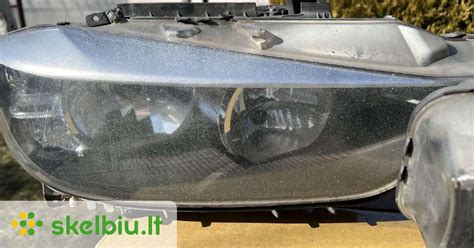 Nuotrauka, vaizduojanti BMW priekinius žibintus su adaptinio apšvietimo funkcija.