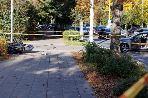 Avarijos vieta su apvirtusiu vilkiku ir lengvuoju automobiliu nuvažiavusiu nuo kelio