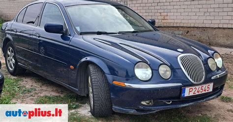Jaguar S-Type automobilio šoninis profilis, pabrėžiantis klasikinį dizainą