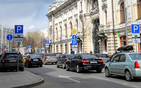 тематическое фото: современный парк грузовых автомобилей на парковке