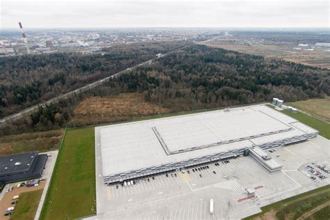 Logistikos centro su sunkvežimiais vaizdas