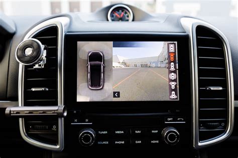 Tematinė nuotrauka: automobilis su aklosios zonos stebėjimo sistema, veidrodėlio indikatorius